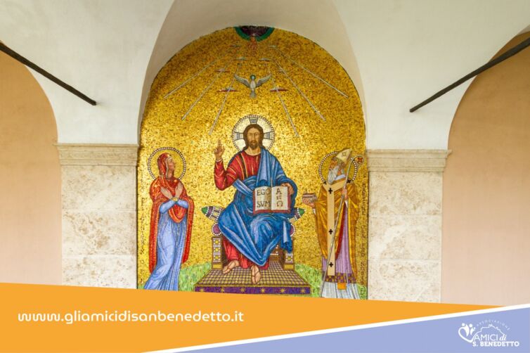 Il mosaico del Cristo tra la Madonna e San Martino, disegnato da Frate Vignarelli, situato sotto il portico del chiostro d’ingresso